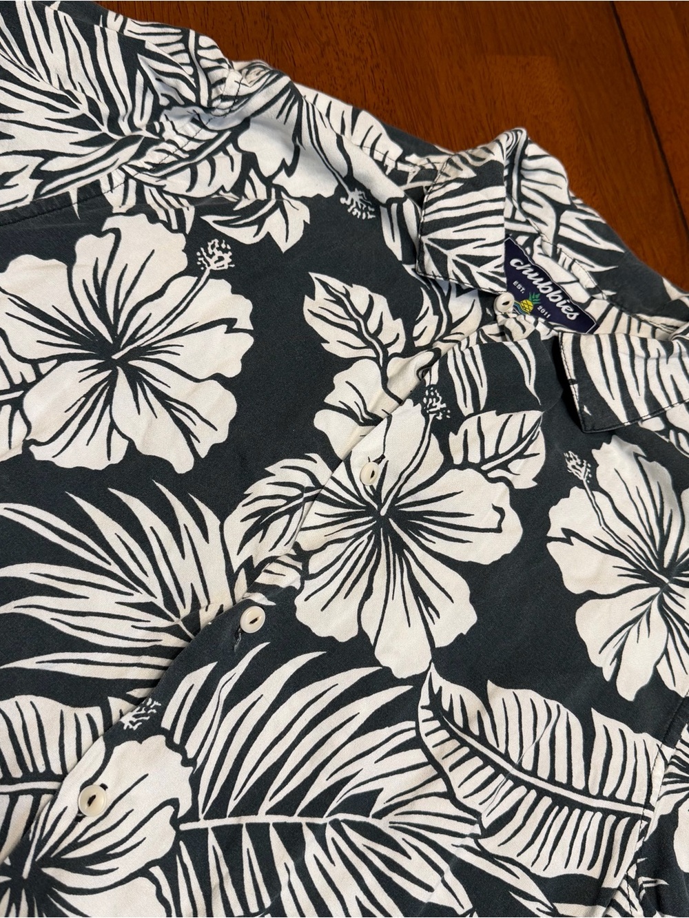 Chubbies Mens Small Dark Gray White Floral AOP Rayon Short Sleeve Button Shirt
